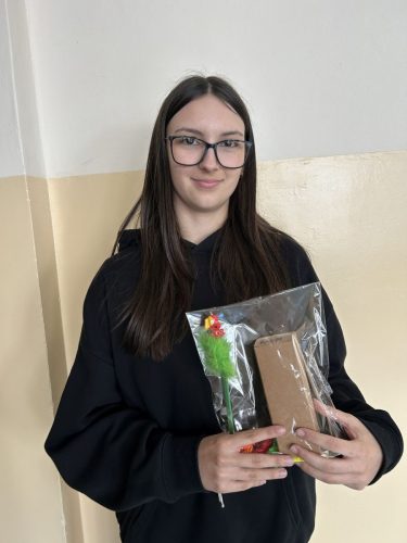 Wręczenie nagród za udział w zabawie Frohe Ostern